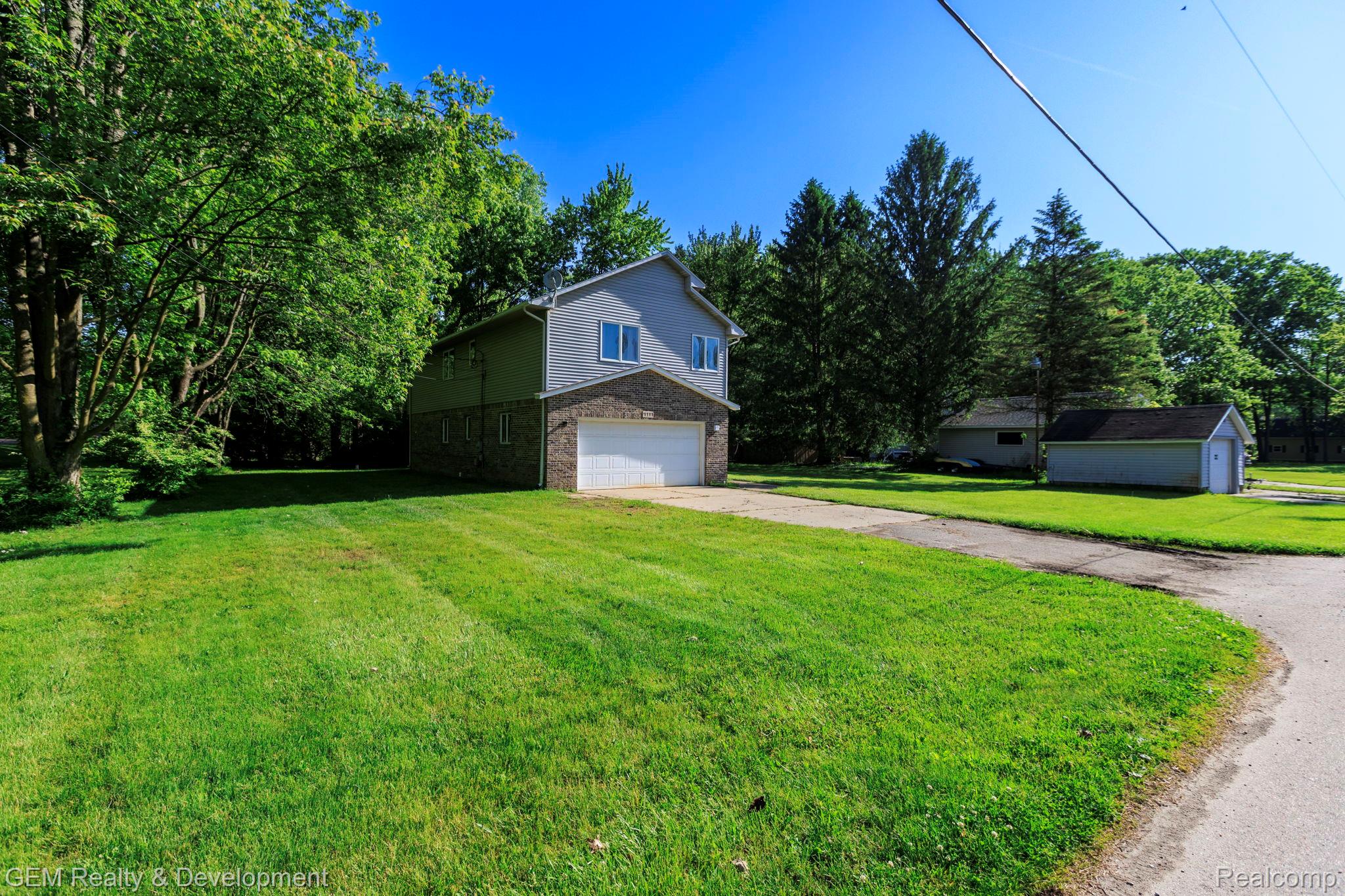 1111 Sarah Pinckney, MI 48169 - Photo 27 of 38 11-web-or-mls-1111 Sarah - Exterior (1 of 7).jpg