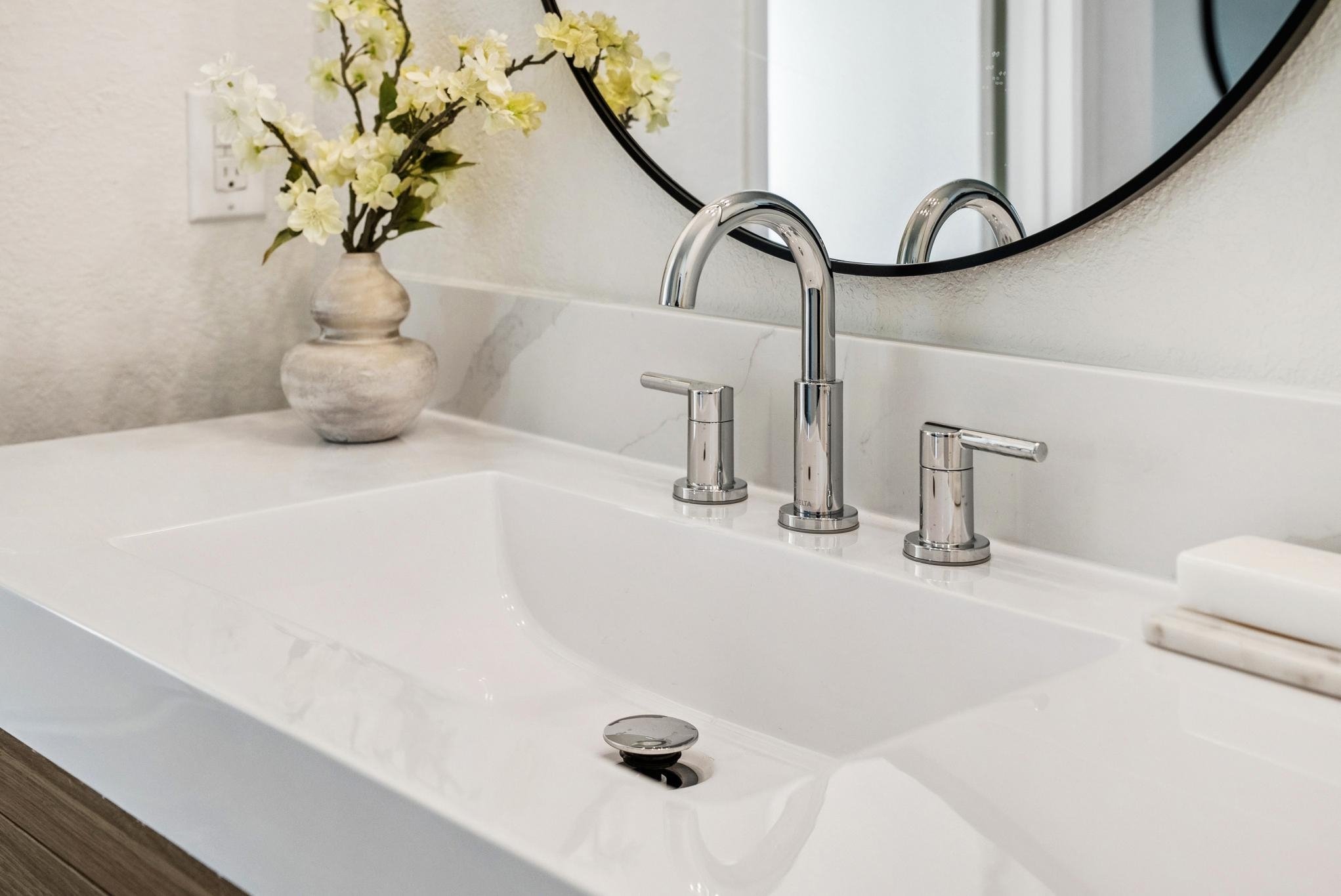 400 Harbor Light Road Alameda, CA 94501 - Photo 40 of 58 a bathroom with a sink