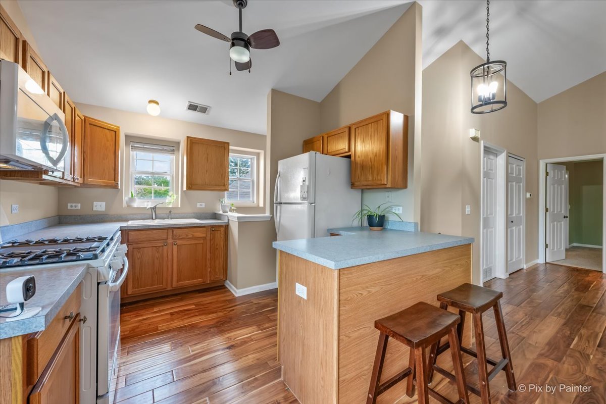 382 Crystal Ridge Drive, Unit 382 Crystal Lake, IL 60012 - Photo 8 of 22
