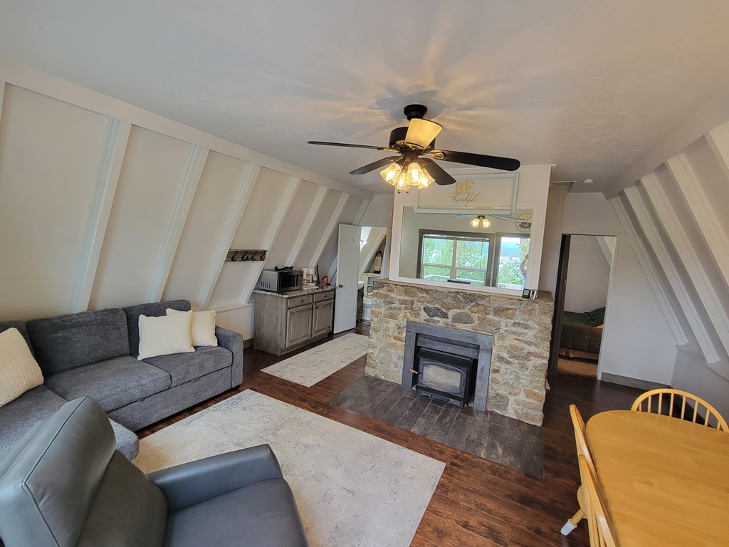 32 Duffys Lane Cascade, ID 83611 - Photo 10 of 35 Living room