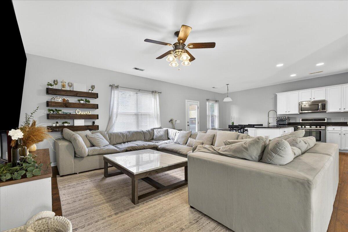 111 Brookhaven Road Summerville, SC 29486 - Photo 9 of 36 11-Maddie Breggia - DSC00884