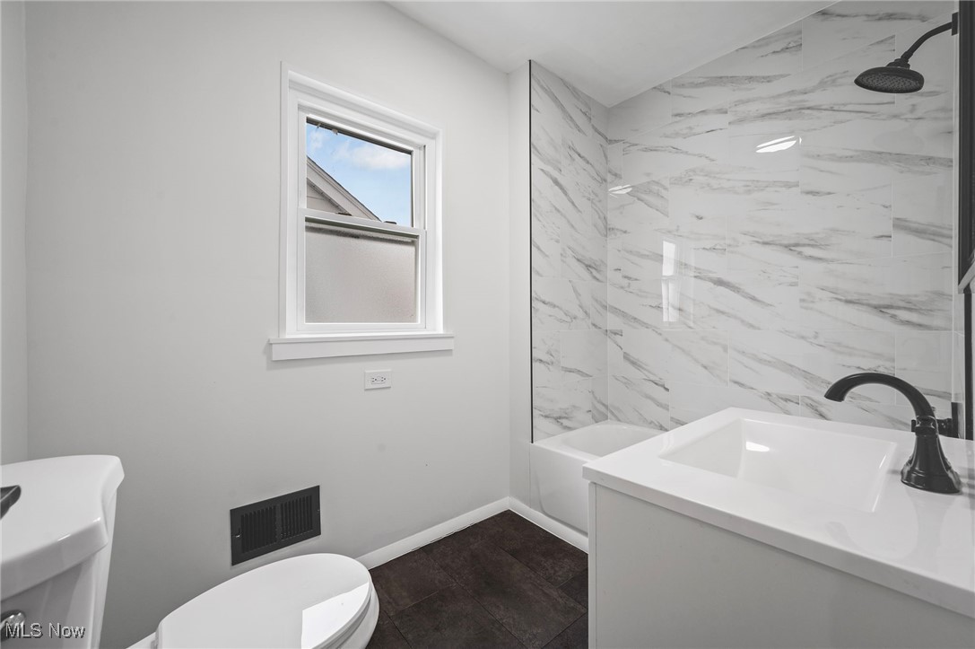 3404 Cedarbrook Road Cleveland, OH 44118 - Photo 28 of 37 Full bath on second floor