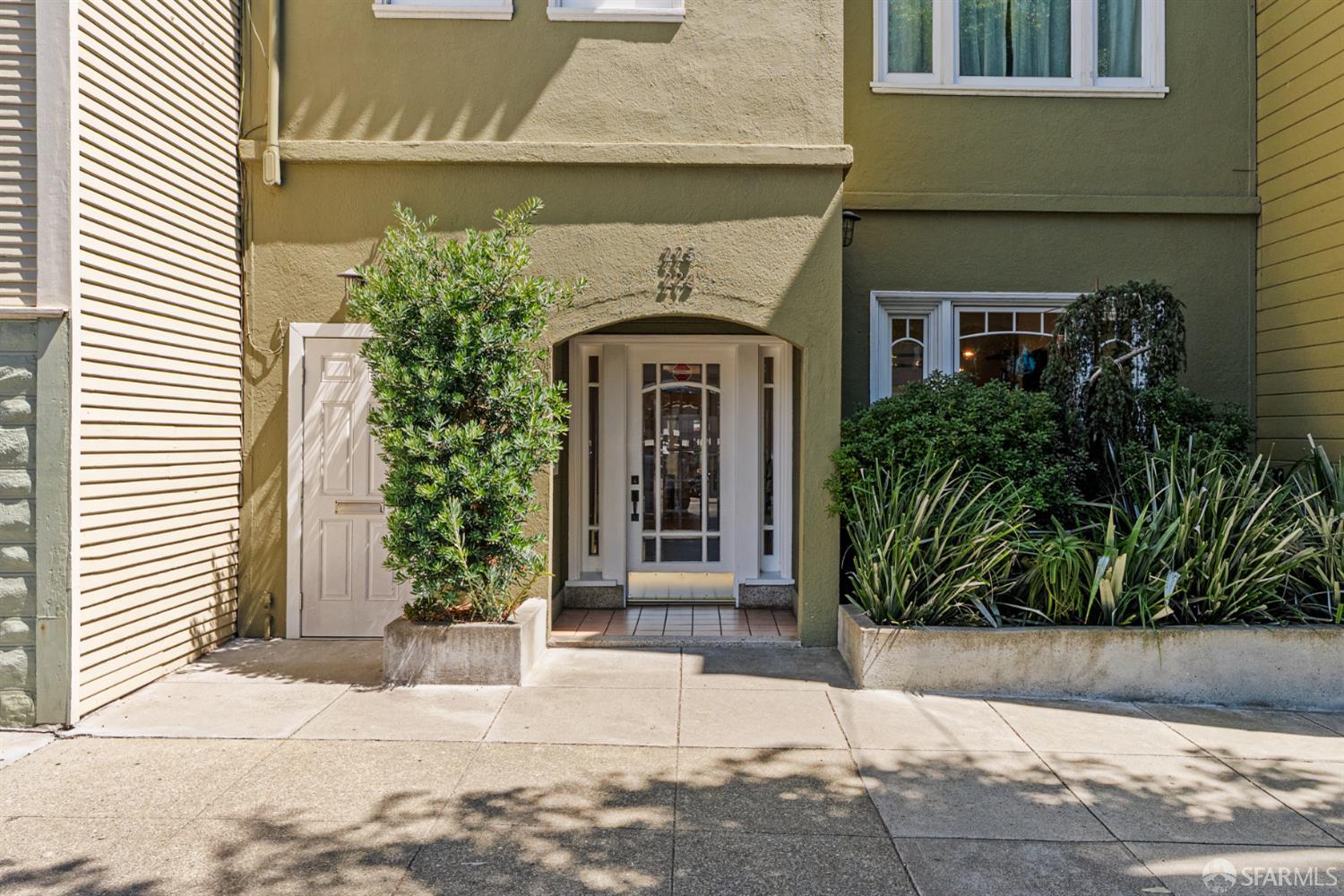 223 Sanchez Street San Francisco, CA 94114 - Photo 6 of 27 a front view of a house with garden