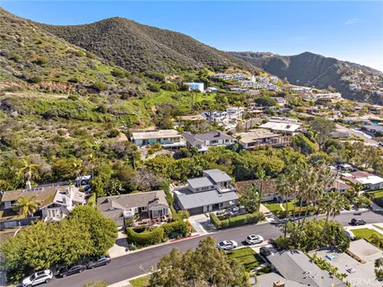 a view of a back yard of the house