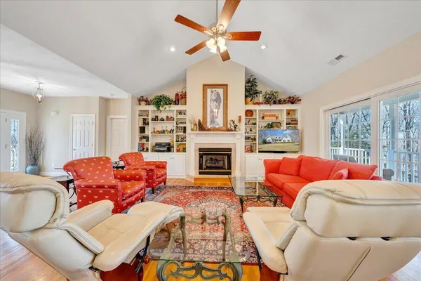 $669,000 | 335 Camellia Place, Moneta, VA 24121