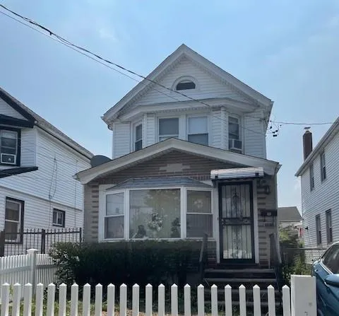 $625,000 | 90-60 209th Street | Bellaire West Ward