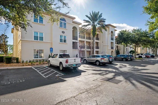 a row of cars parked in front of a building