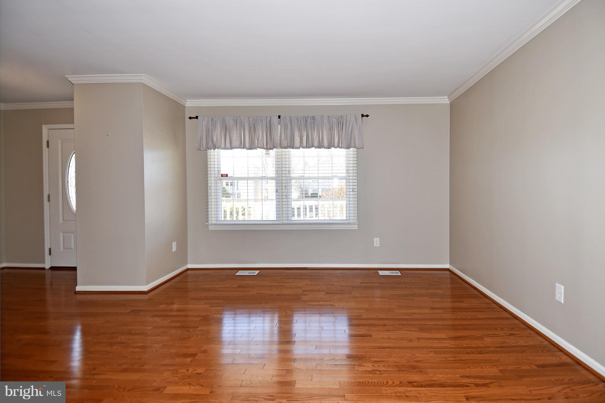 124 West Church Road Sterling, VA 20164 - Photo 5 of 25 Living Room