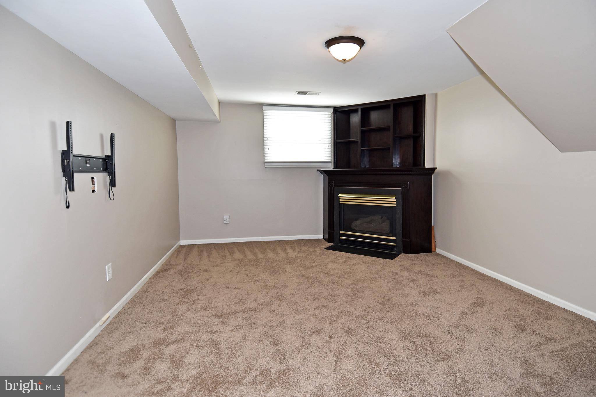 124 West Church Road Sterling, VA 20164 - Photo 10 of 25 Family Room