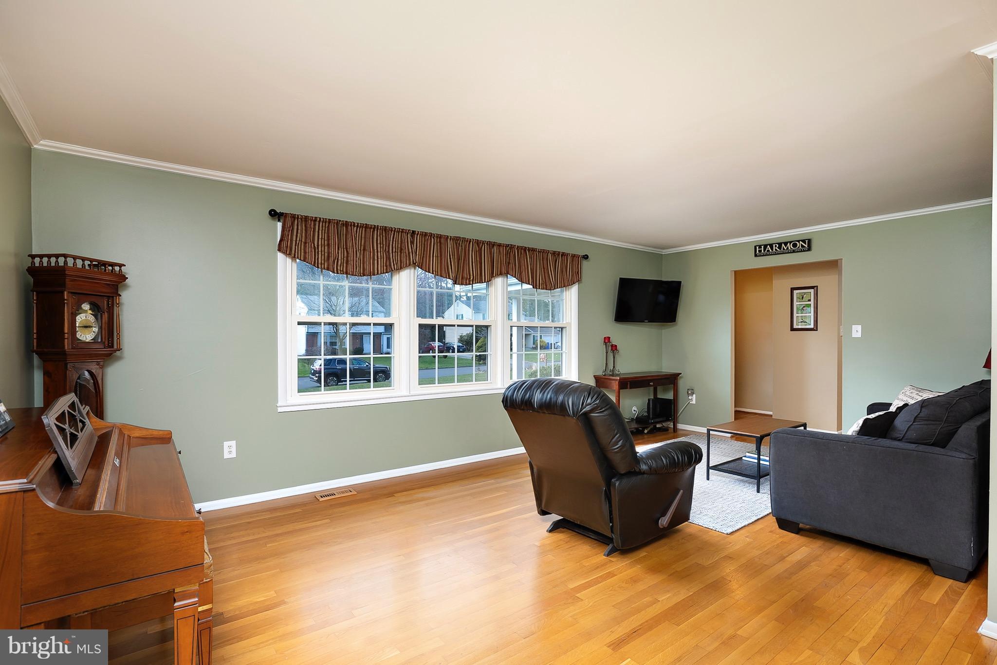 2825 Southview Road Ellicott City, MD 21042 - Photo 6 of 27 Living Room