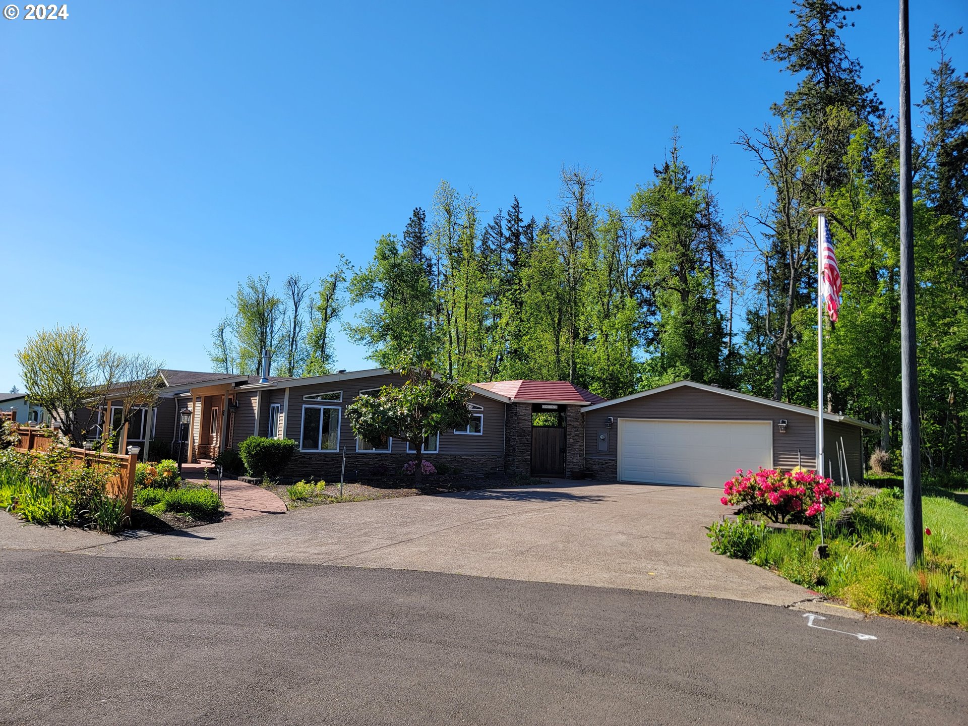 34759 Devonshire Drive Eugene, OR 97405 - Photo 2 of 44