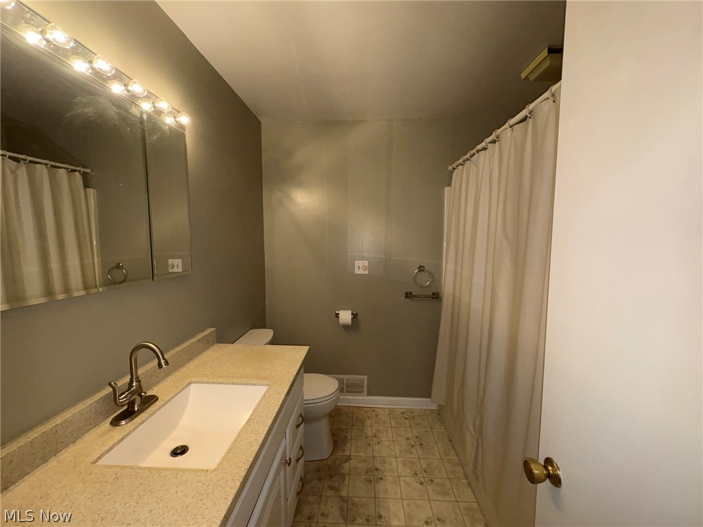 2140 Claus Road Vermilion, OH 44089 - Photo 14 of 50 Hall bathroom