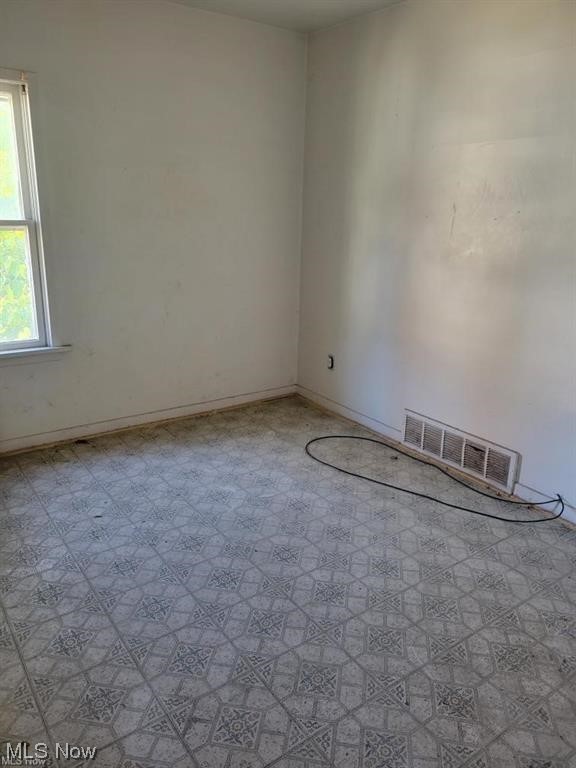 397 Eddy Road Cleveland, OH 44108 - Photo 8 of 16 Gallery Image 8