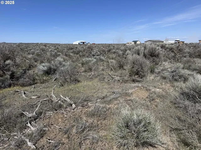 a view of houses with mountain view