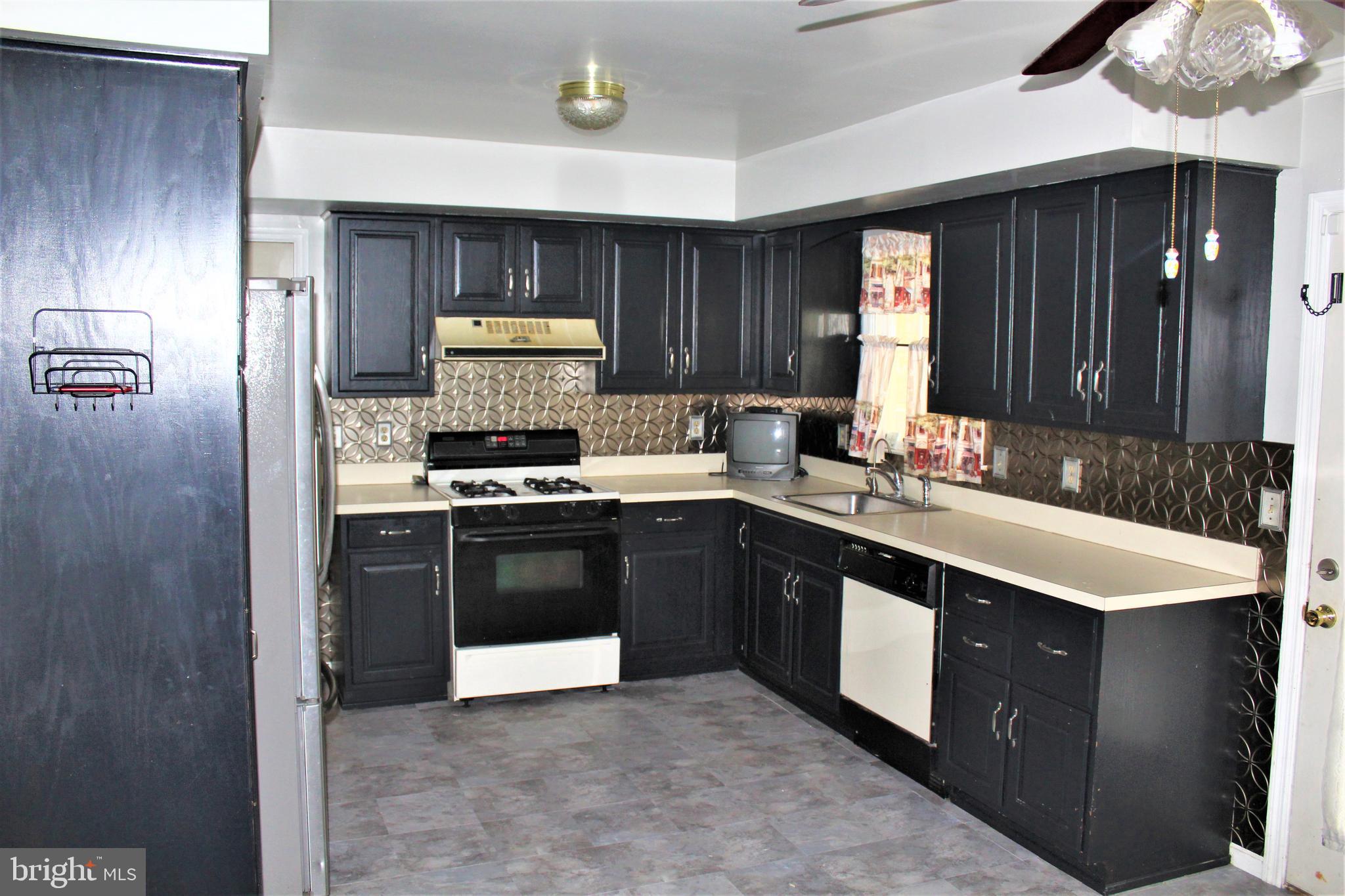 4335 Stoudts Ferry Bridge Road Reading, PA 19605 - Photo 7 of 29 KITCHEN