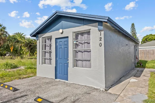 $1,700 | 120 Pleasant Place, Unit 1, Palm Springs, FL 33461