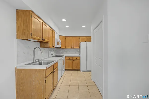 $349,000 | 49 Deer Run, Unit 49, Bethel, CT 06801