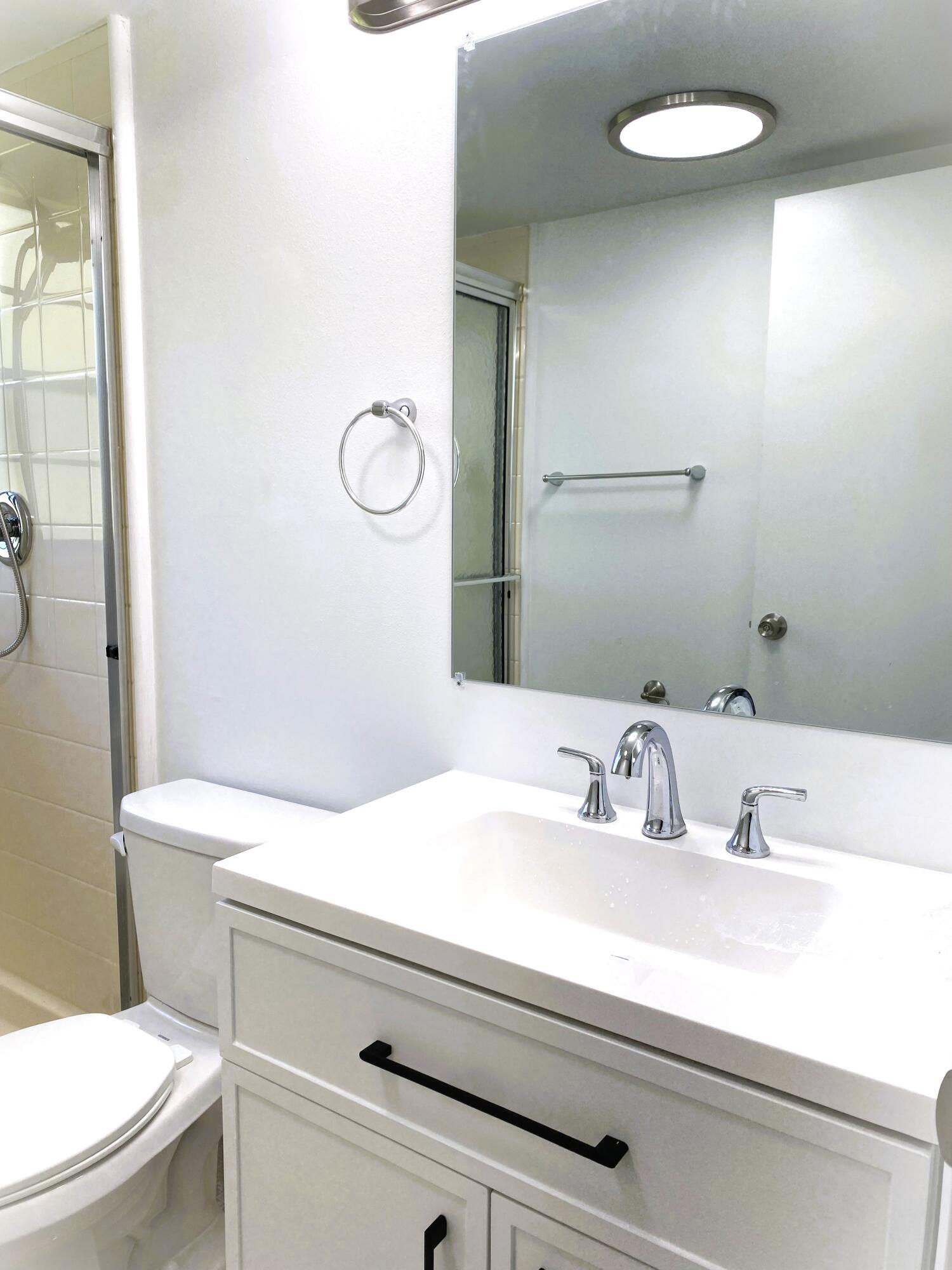 256 Mansfield F, Unit G Boca Raton, FL 33434 - Photo 22 of 40 IMG_8729 bath exp