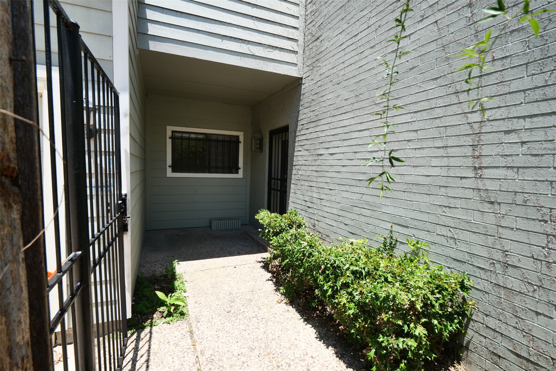9526 Val Verde Street Houston, TX 77063 - Photo 2 of 36