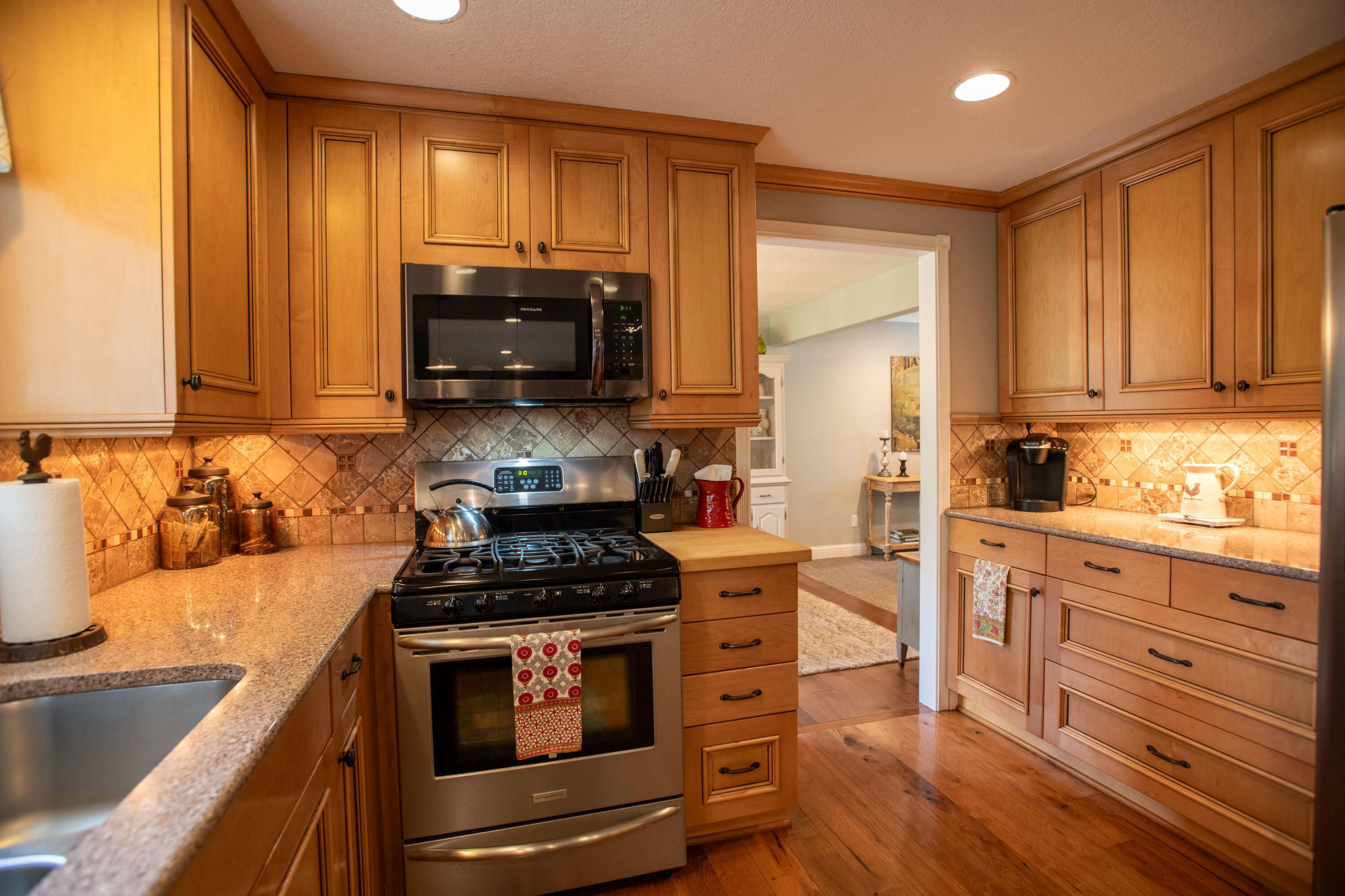 61182 Benham Road Bend, OR 97702 - Photo 8 of 25 Kitchen