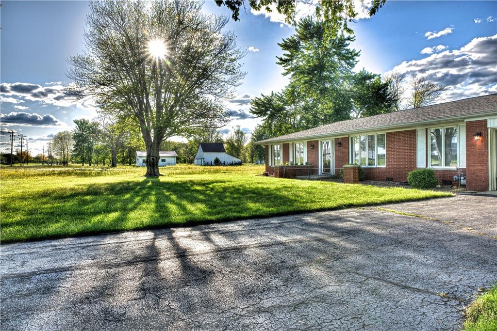 2420 West Deaver Road Columbus, IN 47201 - Photo 3 of 53