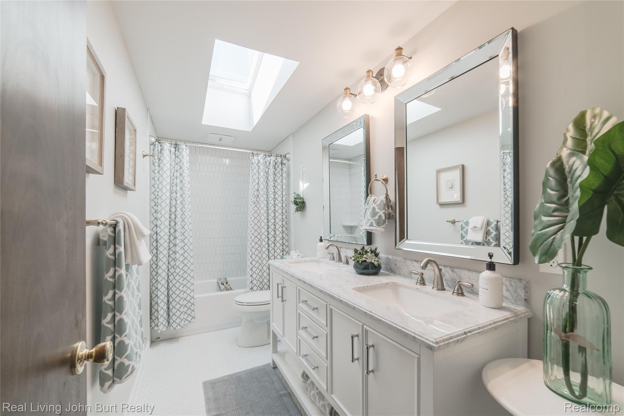 9679 Ridge Top Trail Clarkston, MI 48348 - Photo 28 of 38 Bath in Luxury!