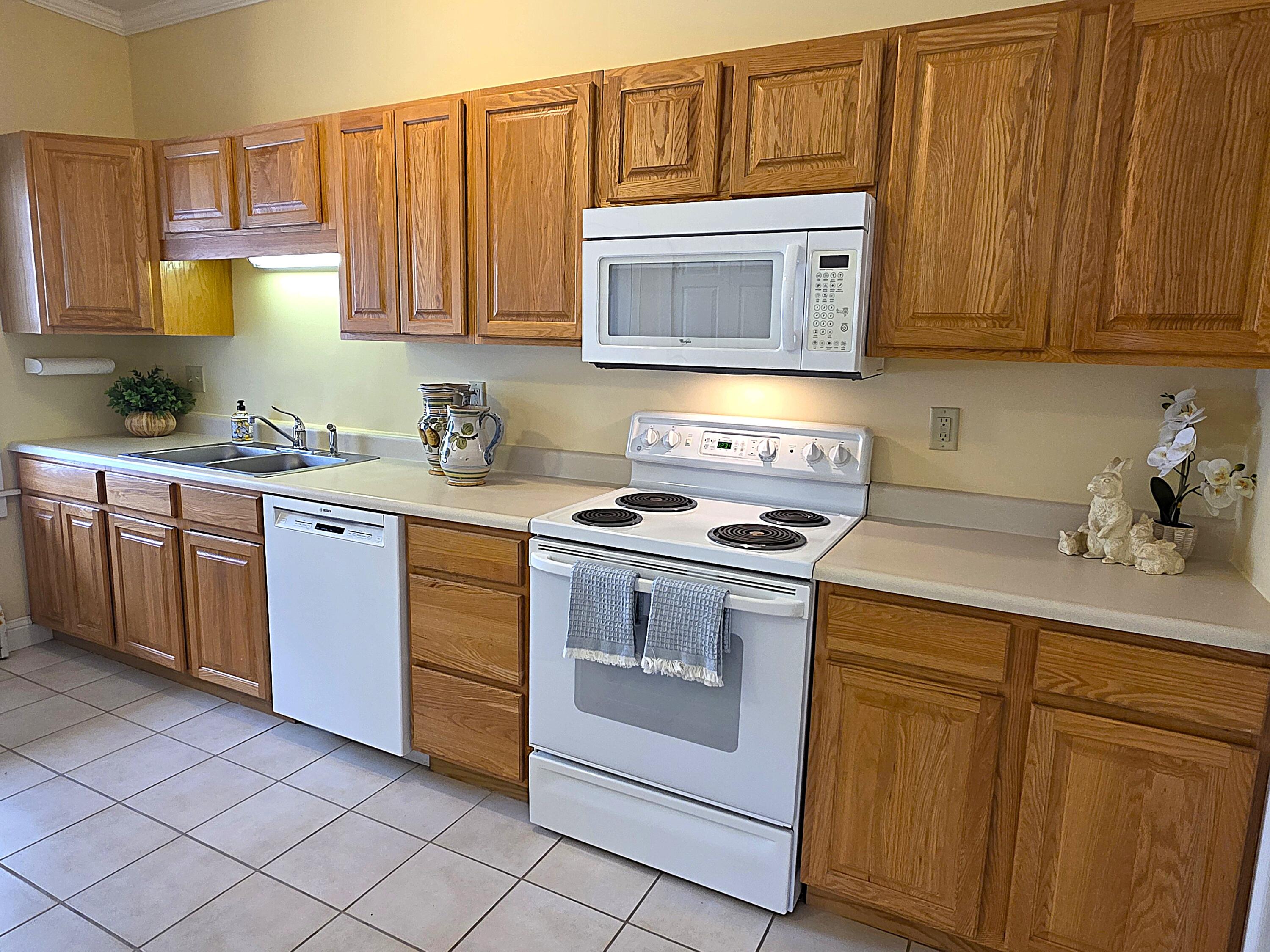106 Farragut Way, Unit 149 Kennebunk, ME 04043 - Photo 11 of 49 KIT FRM ENT 2