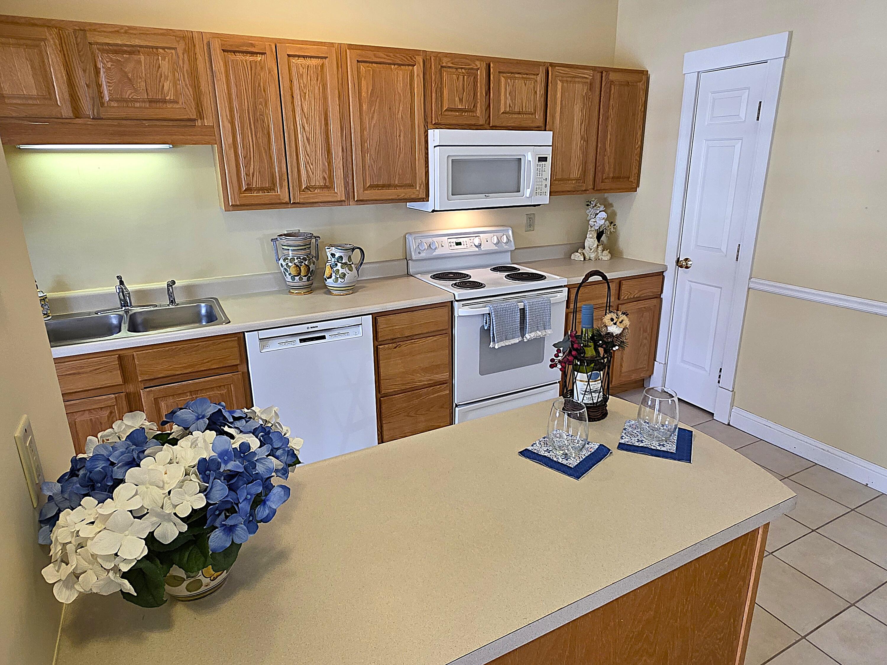 106 Farragut Way, Unit 149 Kennebunk, ME 04043 - Photo 10 of 49 KIT FRM HALL