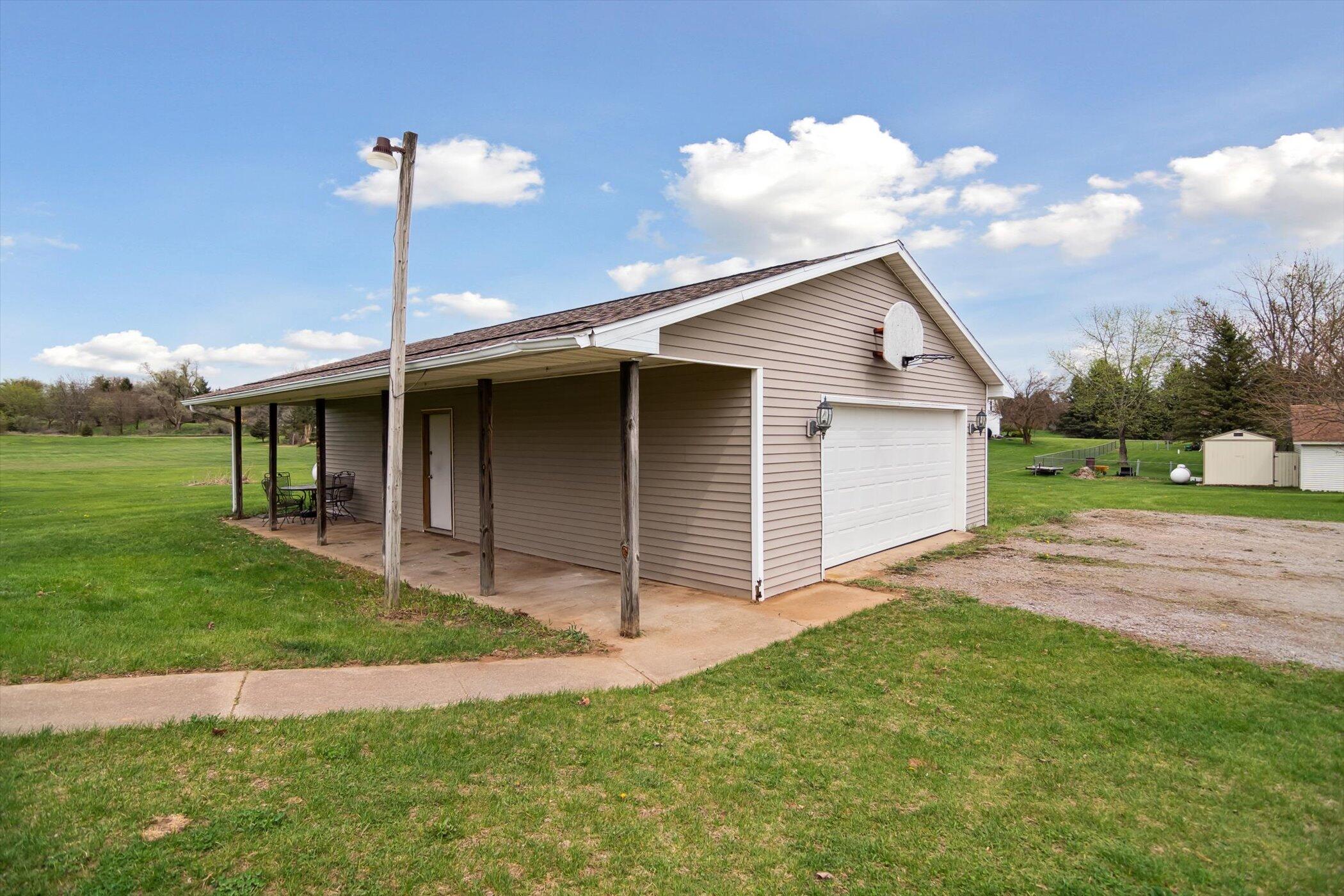 7996 Cain Road Jackson, MI 49201 - Photo 7 of 29 47-7996-Cain-Rd-Jackson-MI-49201-WindowS