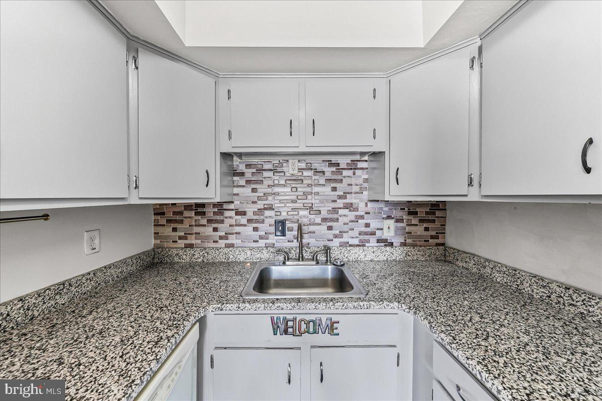 54 Norwood House Road, Unit 34 Downingtown, PA 19335 - Photo 6 of 21 a kitchen with a stove and cabinets