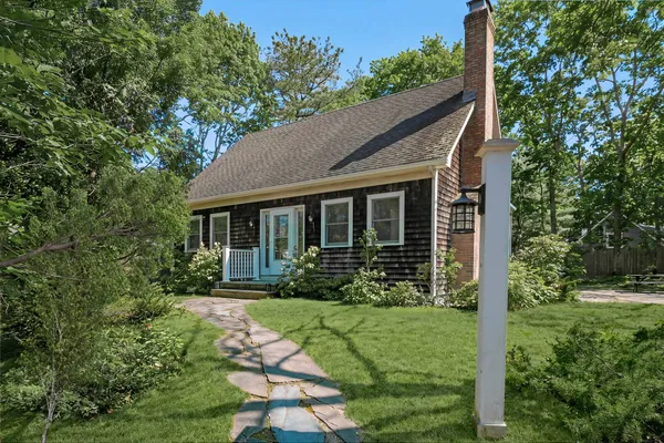 $1,575,000 | 5 Harbor Street, East Hampton, NY 11937