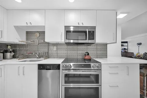 $4,000 | 2401 Collins Avenue, Unit 504, Miami Beach, FL 33140