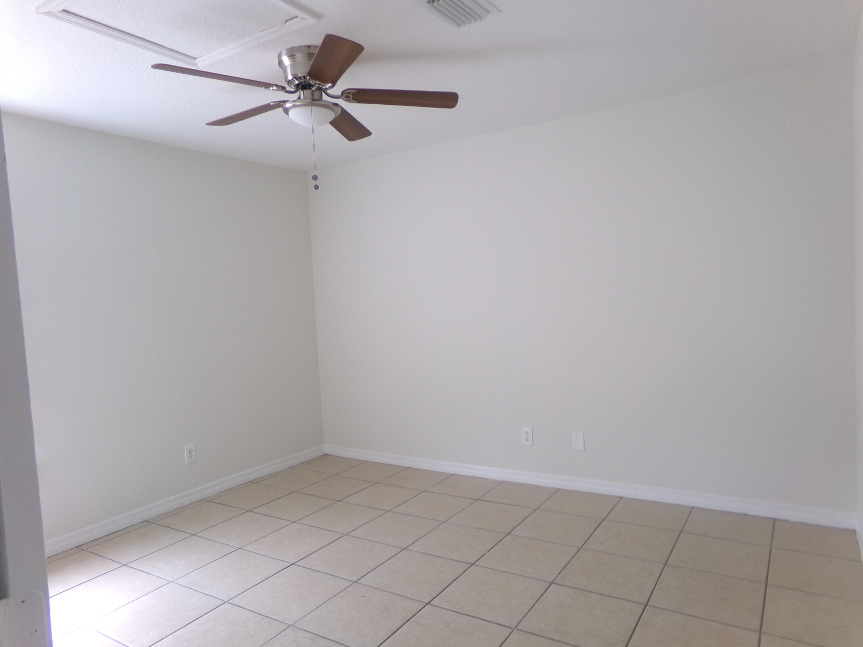 319 15th Street Southwest Vero Beach, FL 32962 - Photo 5 of 9 a view of an empty room
