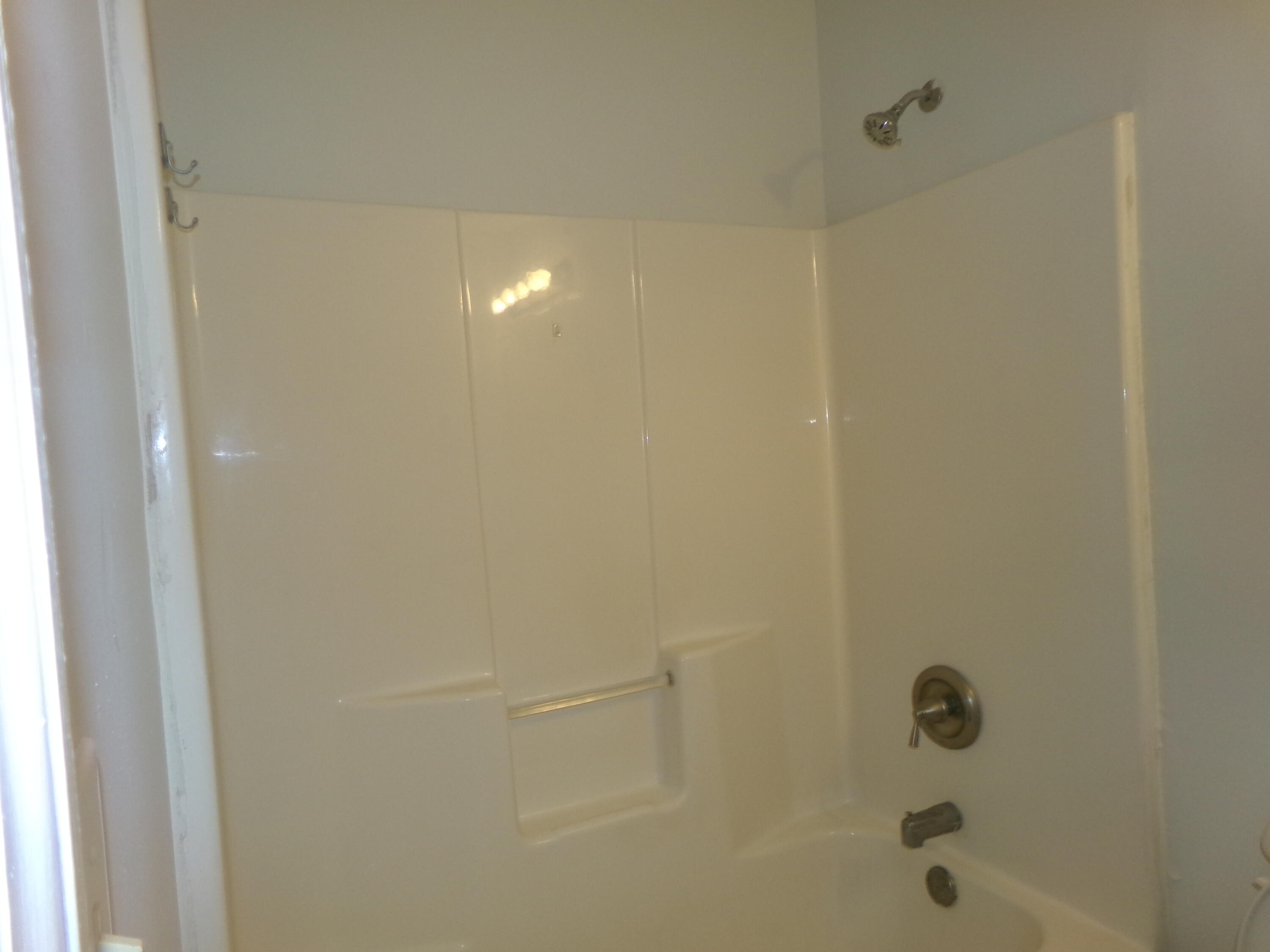 319 15th Street Southwest Vero Beach, FL 32962 - Photo 8 of 9 a bathroom with a shower