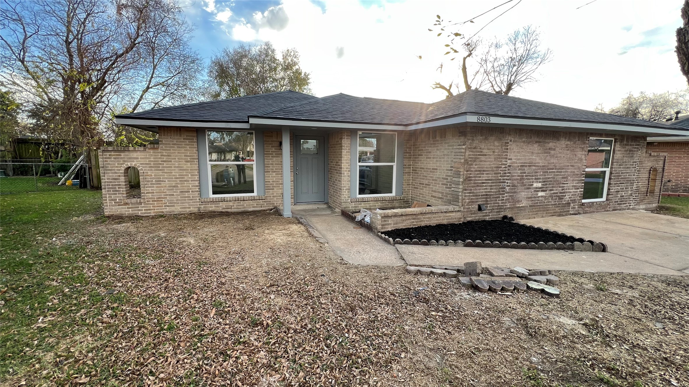8803 Cottage Gate Lane Houston, TX 77088 - Photo 4 of 32 a front view of a house with yard