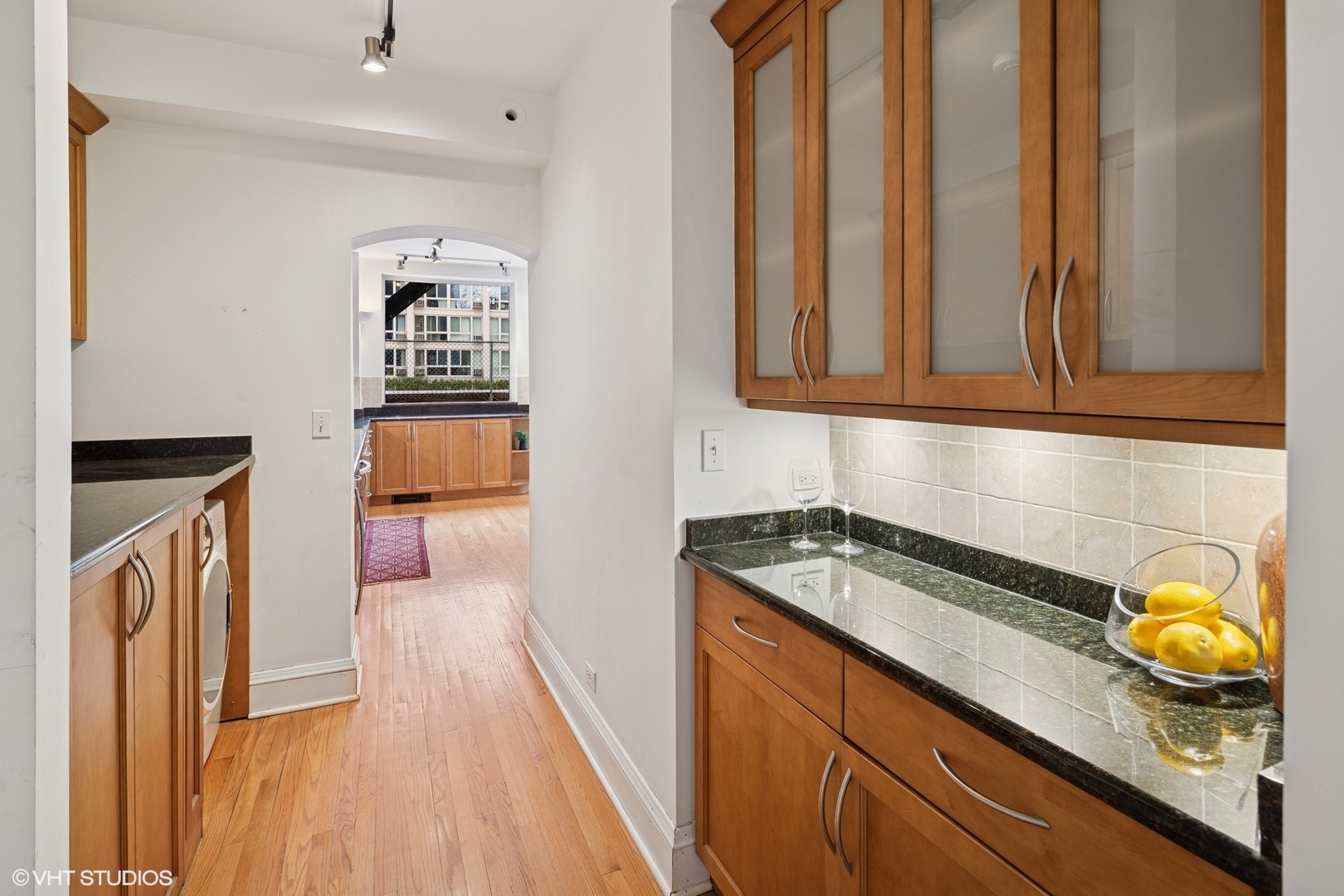 2920 North Commonwealth Avenue, Unit 2B Chicago, IL 60657 - Photo 16 of 32