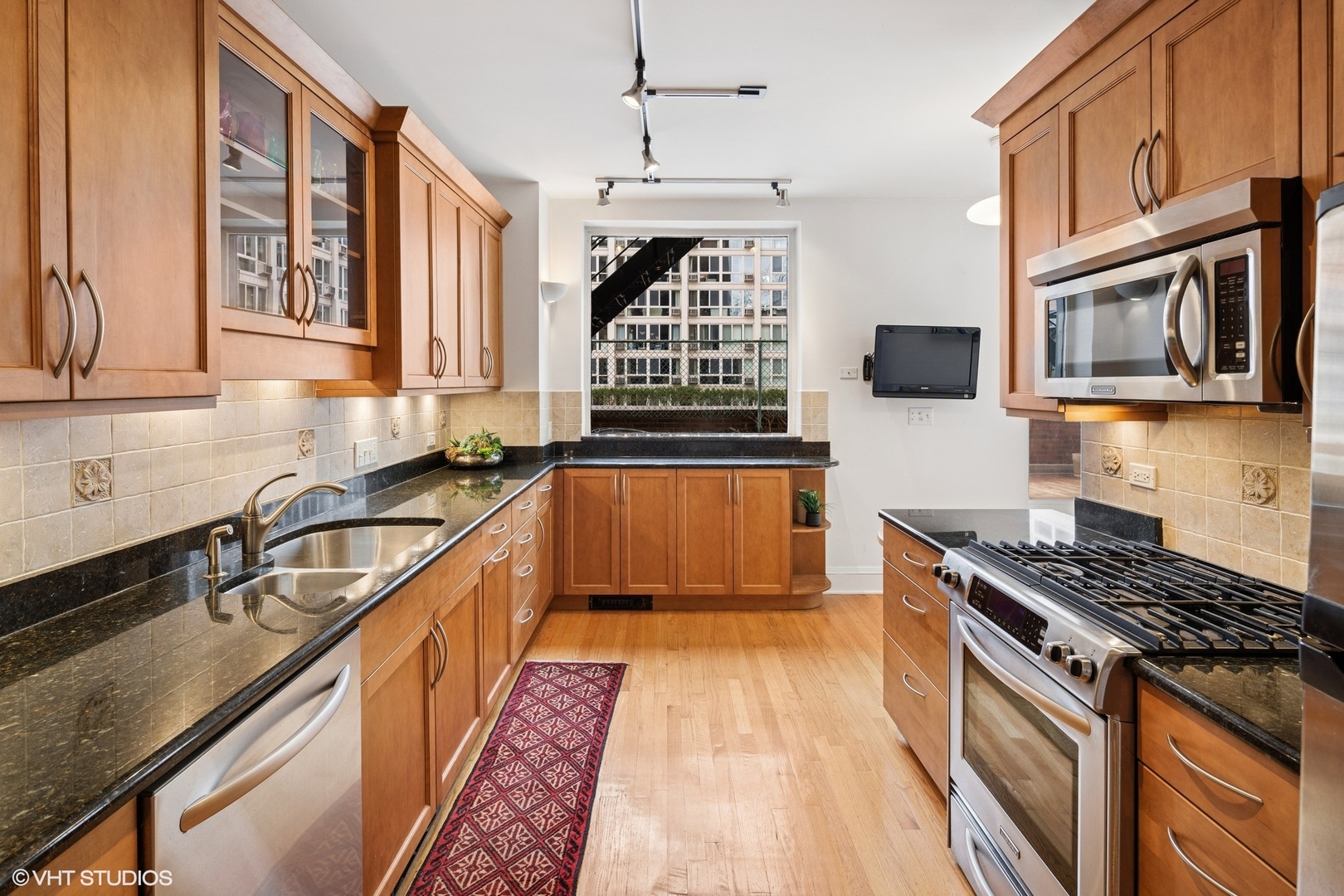 2920 North Commonwealth Avenue, Unit 2B Chicago, IL 60657 - Photo 18 of 32