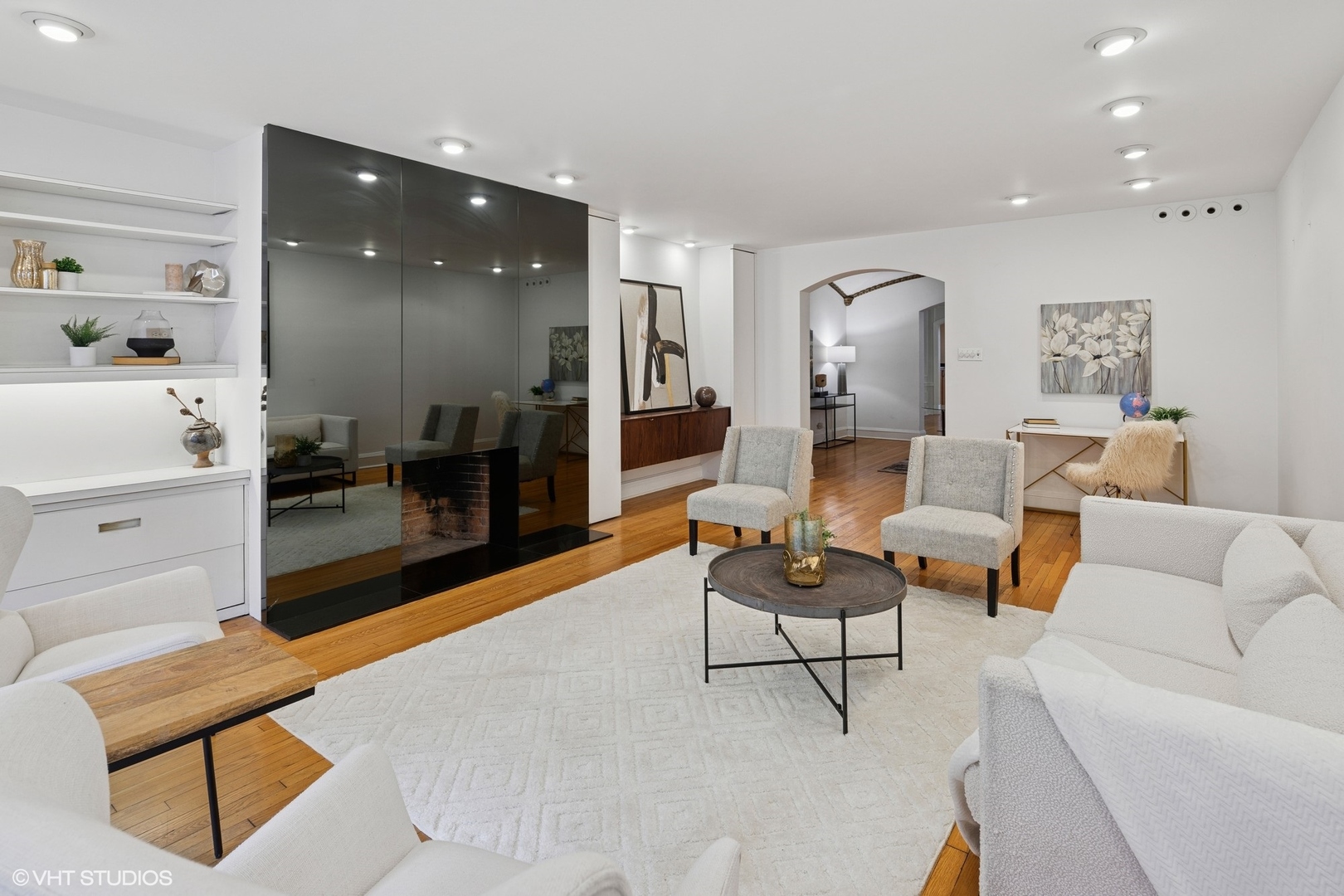 2920 North Commonwealth Avenue, Unit 2B Chicago, IL 60657 - Photo 3 of 32