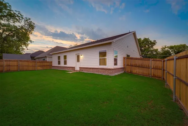 a view of a house with backyard and garden