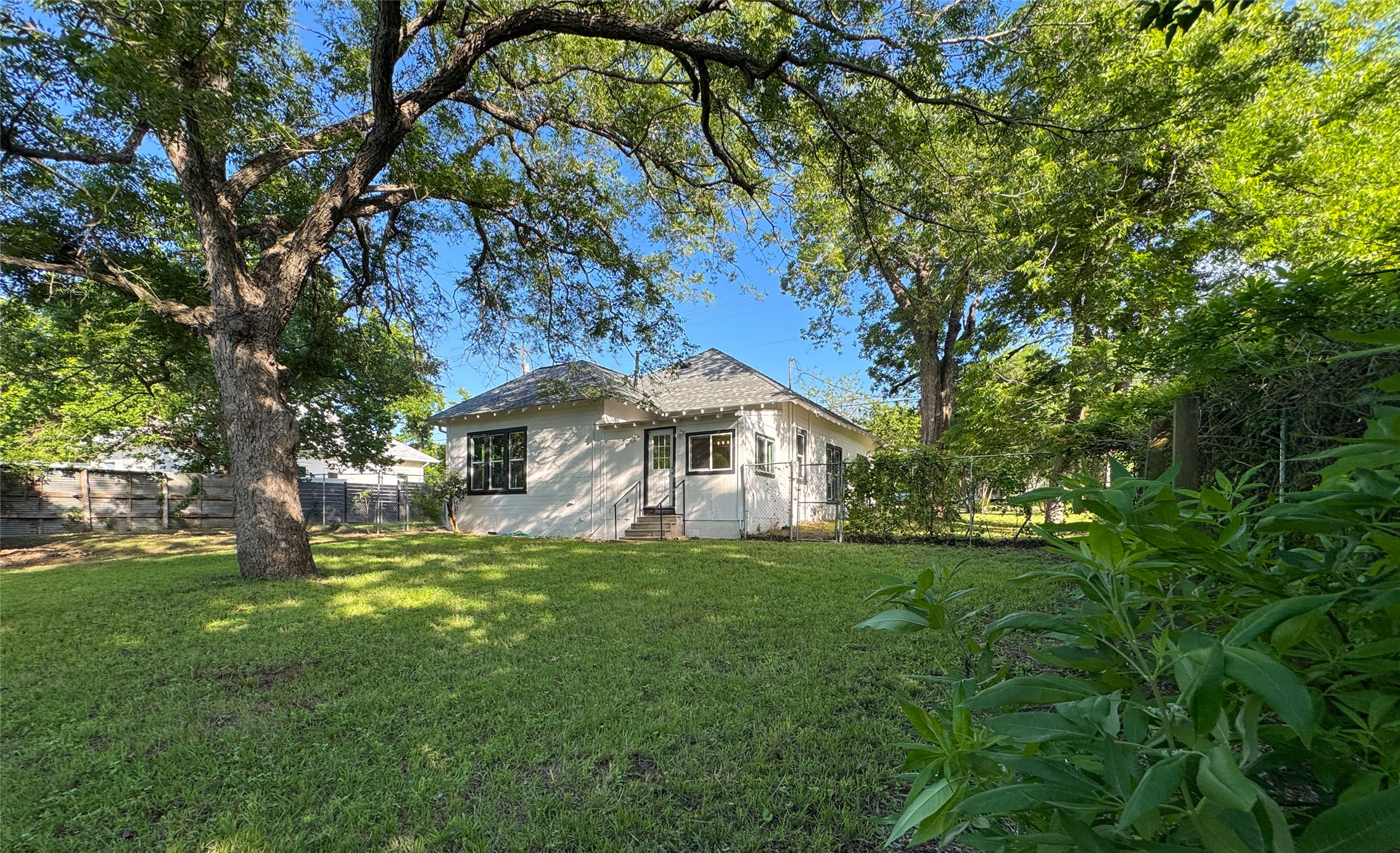 302 East Brenham Street Elgin, TX 78621 - Photo 33 of 38 Shady and expansive back yard