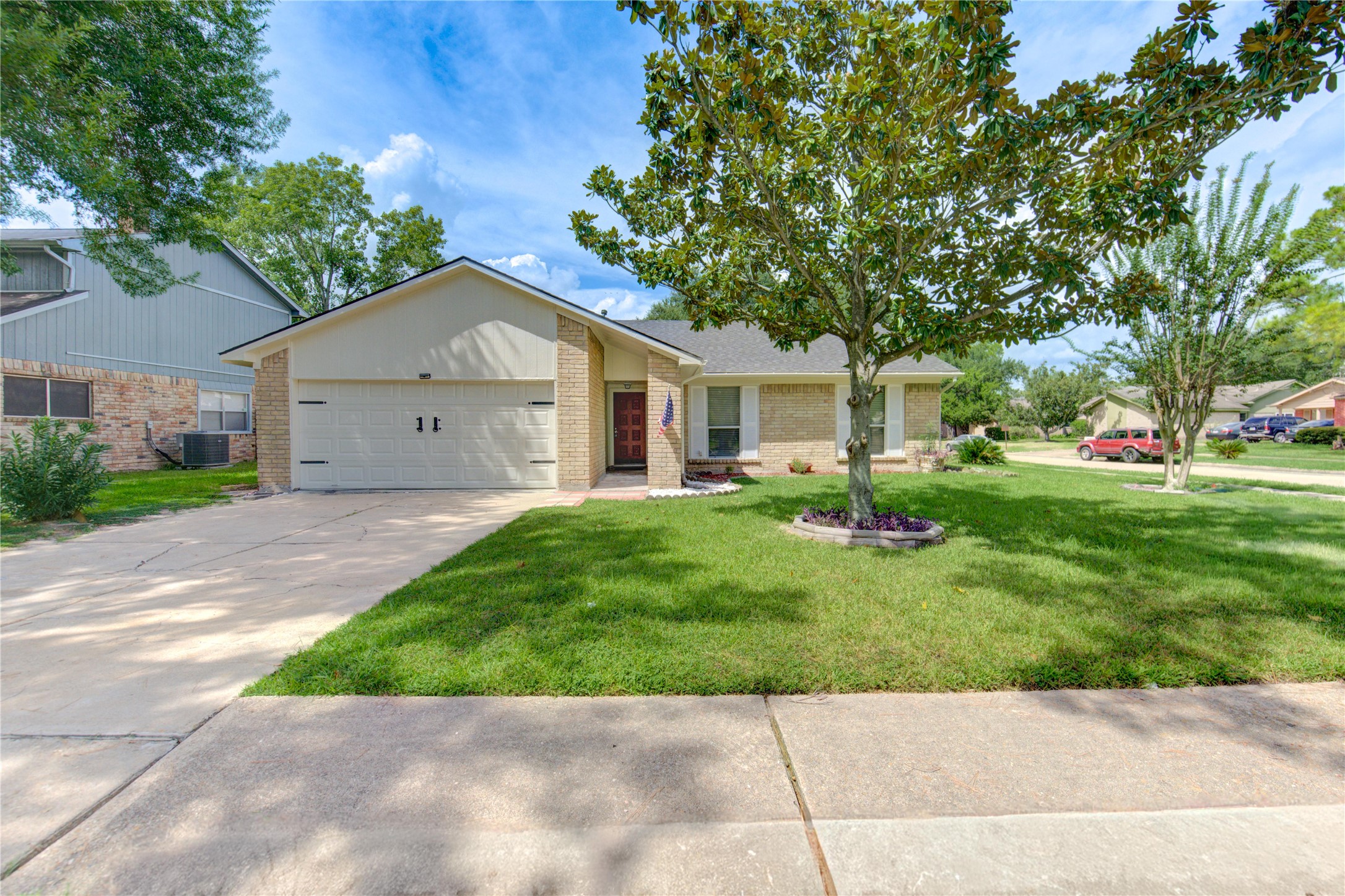 3702 Royal Manor Drive Houston, TX 77082 - Photo 3 of 29 a front view of a house with a garden
