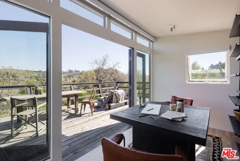 a view of a walk in backyard