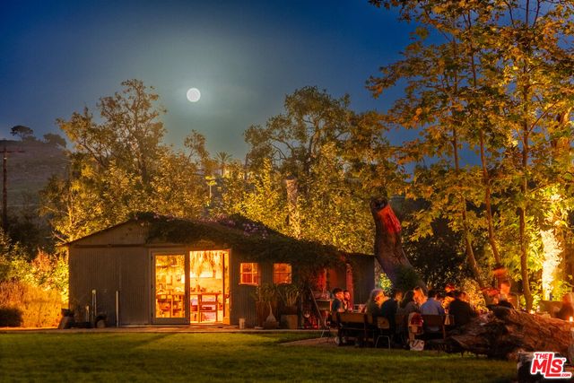 a view of yard with green space