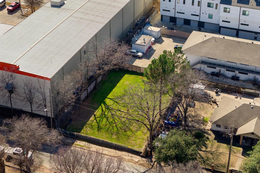 1725 North Prairie Avenue Dallas, TX 75204 - Photo 5 of 7 a view of swimming pool with a yard