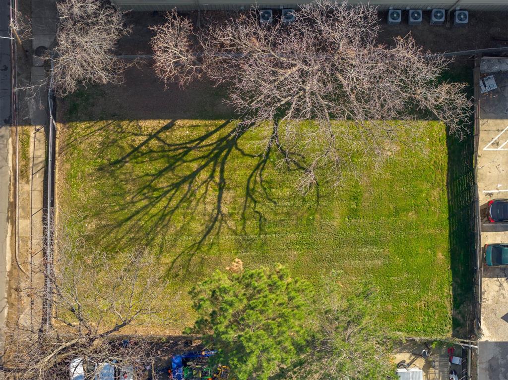 1725 North Prairie Avenue Dallas, TX 75204 - Photo 7 of 7 a view of a shower