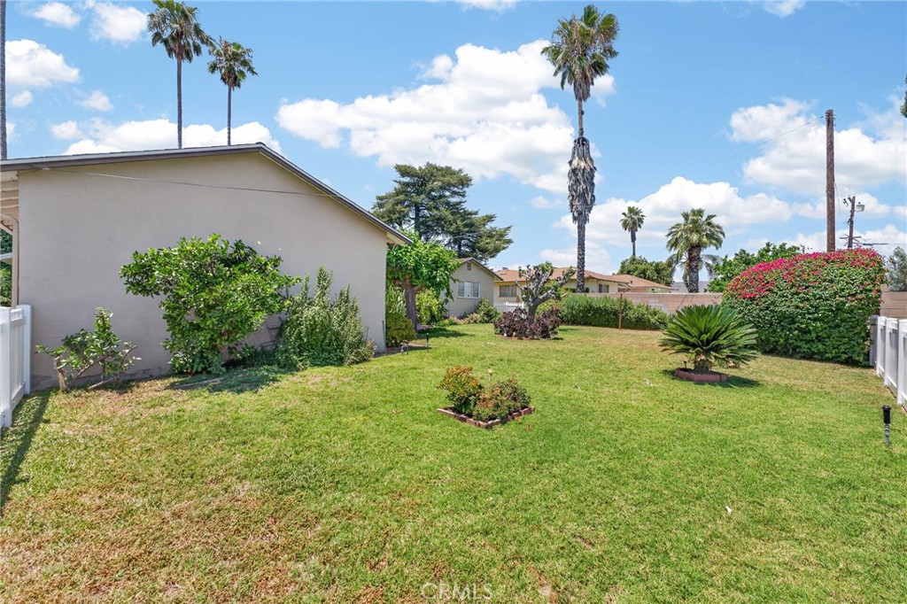 977 North Riverside Avenue Rialto, CA 92376 - Photo 29 of 39 Large backyard