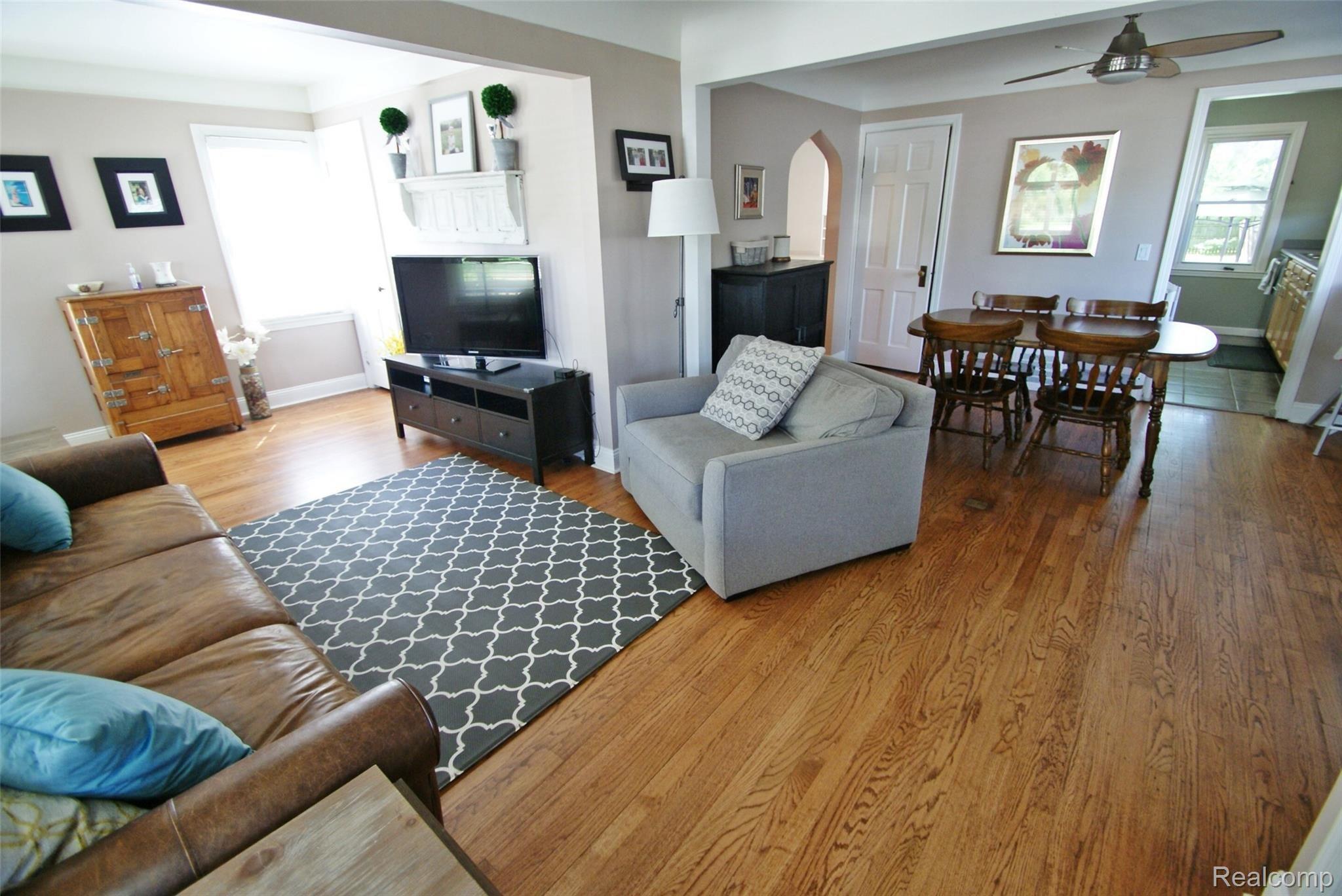 2735 Oxford Road Berkley, MI 48072 - Photo 4 of 16 Oxford 2735 (27).JPG