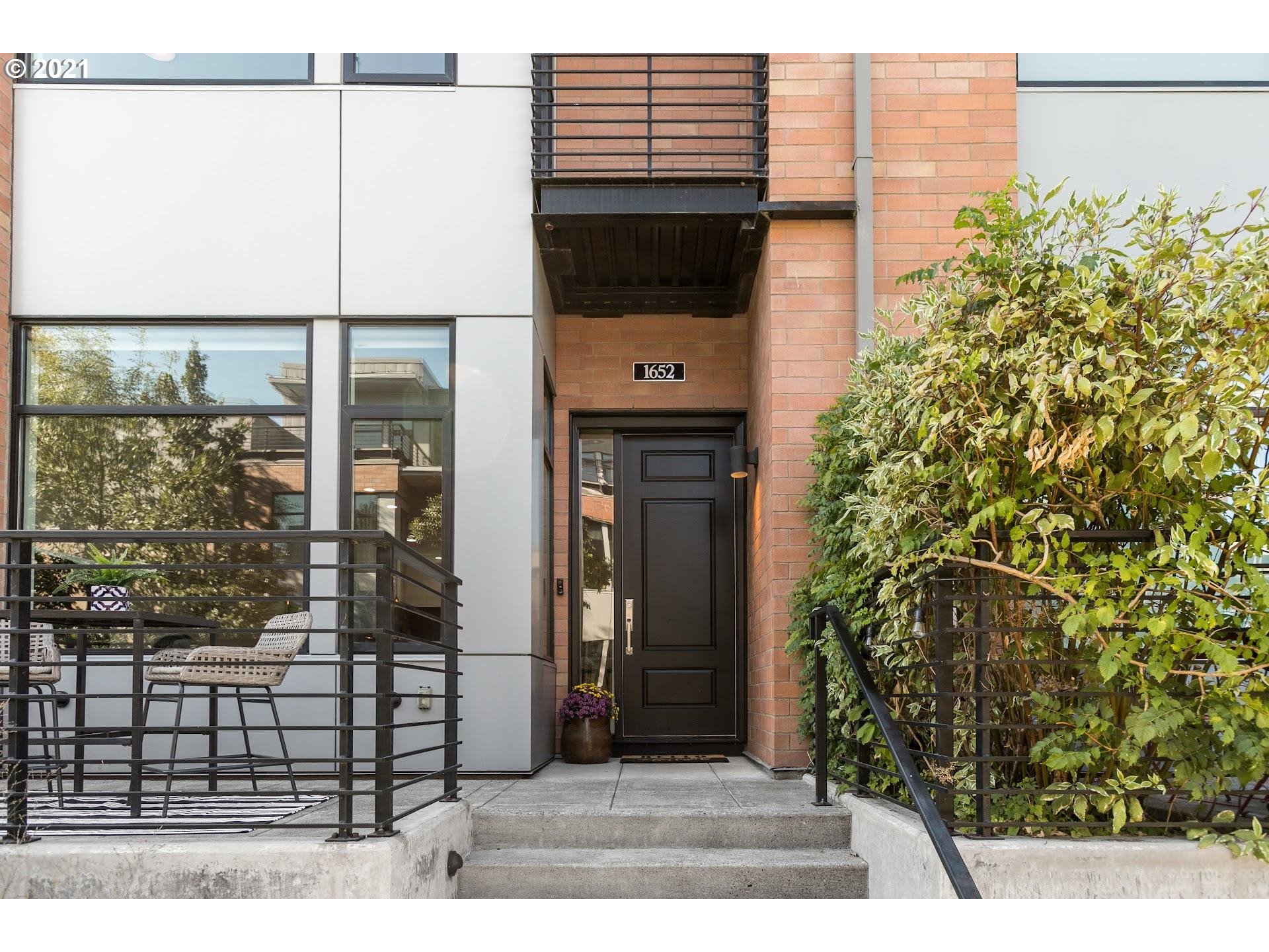 1652 Northwest Riverscape Street Portland, OR 97209 - Photo 3 of 30 Gallery Image 3