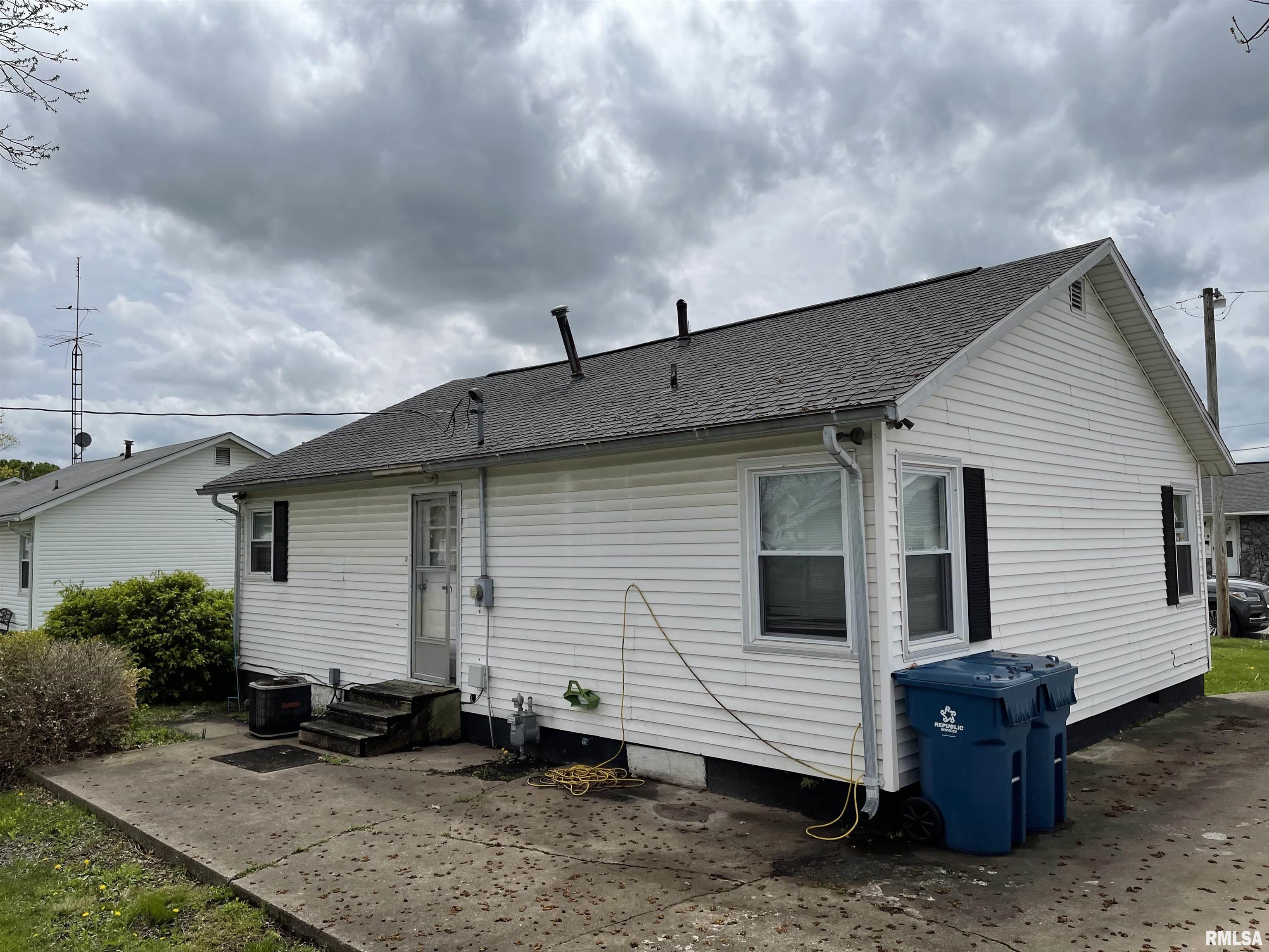 108 Lexington Avenue Carmi, IL 62821 - Photo 4 of 5