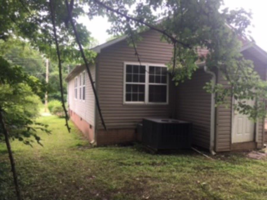 122 Booker Street Jackson, TN 38301 - Photo 5 of 18 a backyard of a house with lots of green space